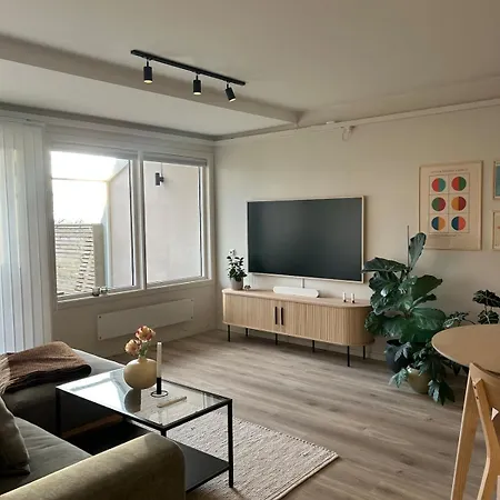 Cozy With Location And Parking Apartment *